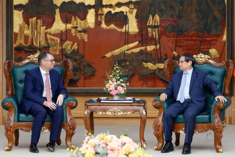 PM Pham Minh Chinh (R) and Charles James Boyd Bowman, General Director of the Trump Organisation’s Vietnam project (Photo: VNA)