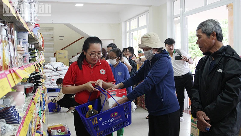 People shop at the "Tet Nhan Ai' market 2024.