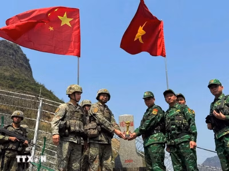 Vietnam and China carry out a joint border patrol. (Photo: VNA)