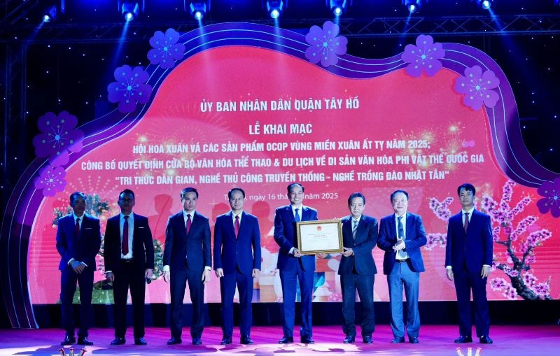 Leaders of Tay Ho District and Nhat Tan Ward receive recognition of Nhat Tan peach cultivation as a National Intangible Cultural Heritage.