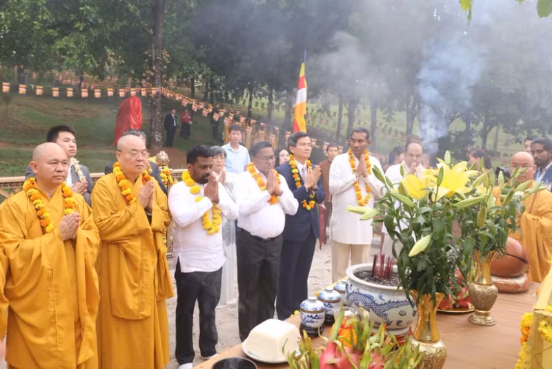Sri Lankan President Anura Kumara Dissanayaka (third from left) and his delegation offer incense at the Sacred Bodhi Tree Garden at Bai Dinh Pagoda on May 4. (Photo: VNA)