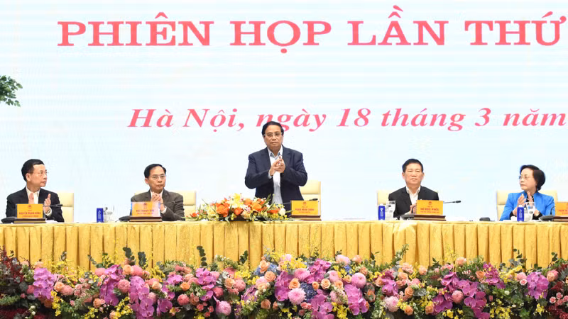 PM Pham Minh Chinh chairs the first meeting of the Government steering committee for the development of science, technology, innovation and digital transformation, and Project No. 06 on March 18. (Photo: NDO)