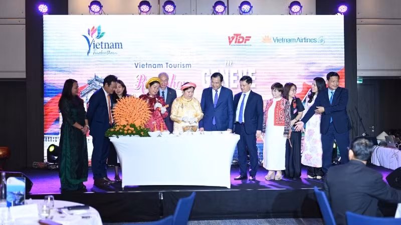 Introducing the culinary art of Hue royal cuisine. (Photo: Tourism Information Centre)