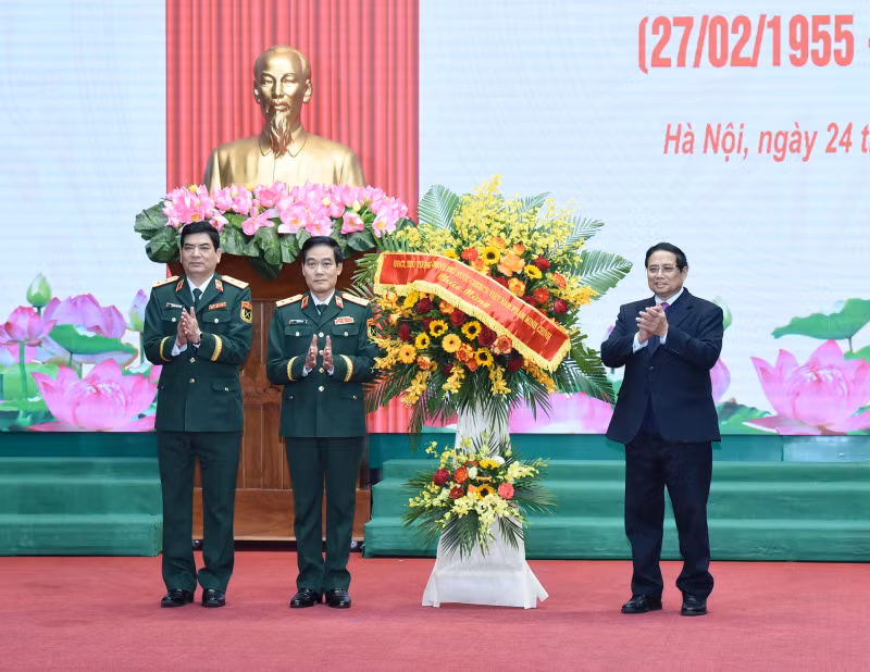 Prime Minister Pham Minh Chinh presents flowers to congratulate the medical staff of the Military Medical Academy.