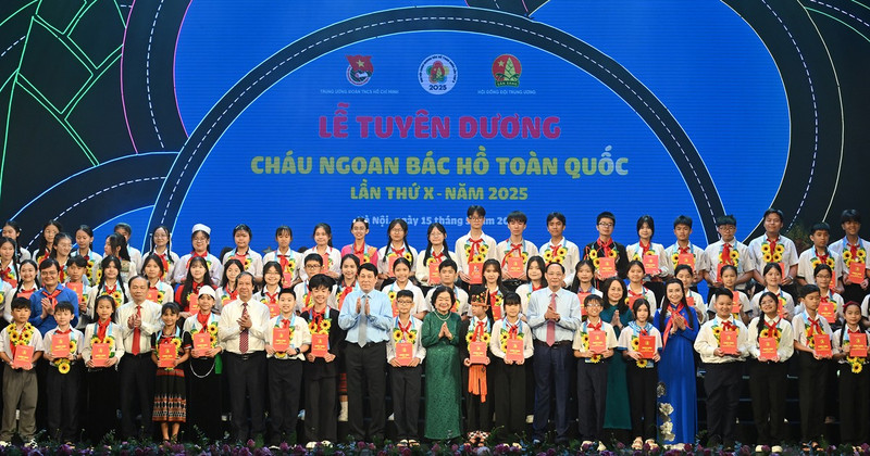 President Luong Cuong and other delegates present symbolic images of President Ho Chi Minh and scholarships to outstanding individuals representing millions of members of teenagers' and children’s organisations across the country. 