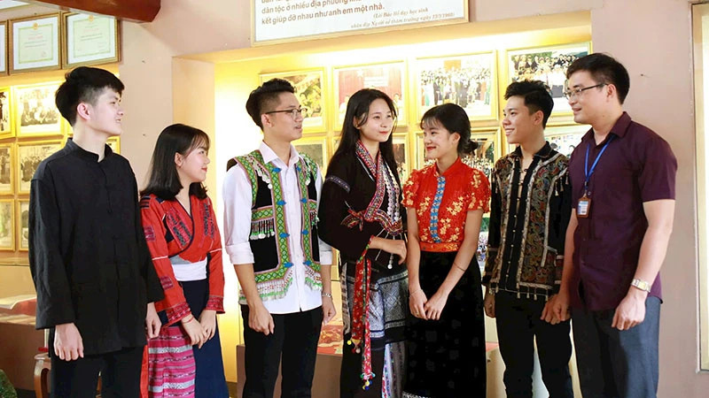 Teachers and students of Viet Bac High School for Ethnic Minorities (Thai Nguyen Province) in a practical lesson on promoting the strength of great national unity. (Photo: THE DAI)