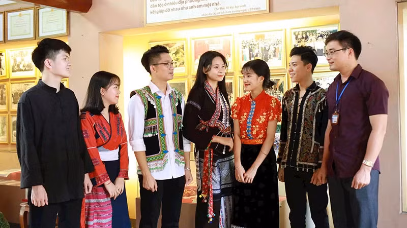 Teachers and students of Viet Bac High School for Ethnic Minorities (Thai Nguyen Province) in a practical lesson on promoting the strength of great national unity. (Photo: THE DAI)