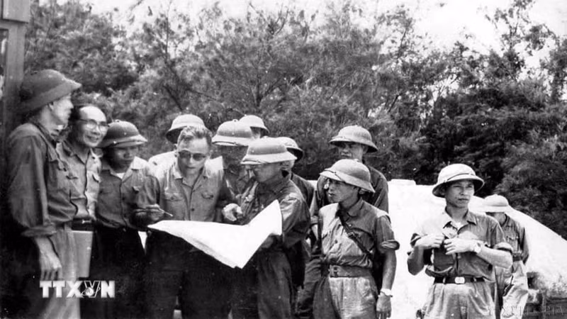 General Chu Huy Man, Commander of Military Region 5 (4th from the left, wearing glasses), directing the offensive operations towards Da Nang City. (Photo: VNA)