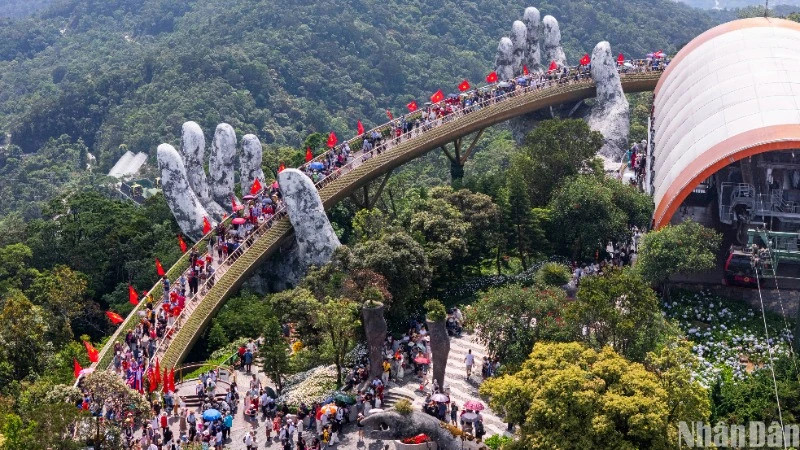 The Sun World Ba Na Hills tourist area welcomes a massive number of visitors during the five days of the April 30 – May 1 holiday. (Photo: ANH DAO)