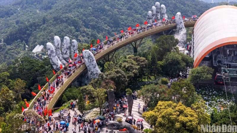 The Sun World Ba Na Hills tourist area welcomes a massive number of visitors during the five days of the April 30 – May 1 holiday. (Photo: ANH DAO)