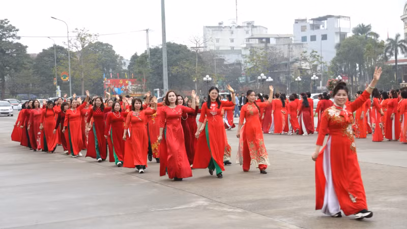 The mass performance aims to promote “Ao Dai Week” among officials, women’s union members, and the public, encouraging the preservation and promotion of Vietnam’s cultural heritage.