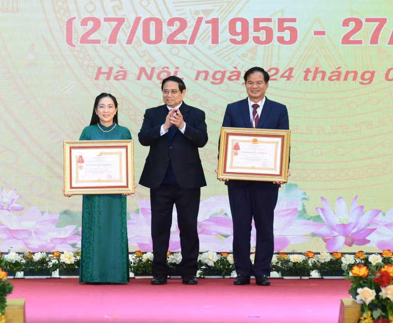 Prime Minister Pham Minh Chinh presents the Third-Class Labour Order to Associate Professor, Dr. Dao Xuan Co, Director of Bach Mai Hospital and Meritorious Doctor Nguyen Thi Mai Ngoc of the Heart Institute under Bach Mai Hospital.