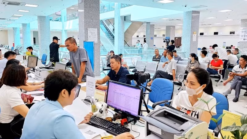 Citizens carrying out administrative procedures at the Quang Ninh Provincial Public Administration Service Centre. (Photo: Quang Tho) 