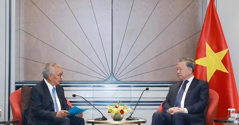 Party General Secretary To Lam (R) receives Managing Director of Ciputra Group Budiarsa Sastrawinata in Jakarta on March 9. (Photo: VNA)