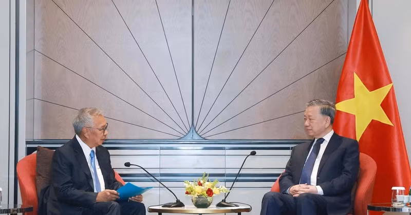 Party General Secretary To Lam (R) receives Managing Director of Ciputra Group Budiarsa Sastrawinata in Jakarta on March 9. (Photo: VNA)