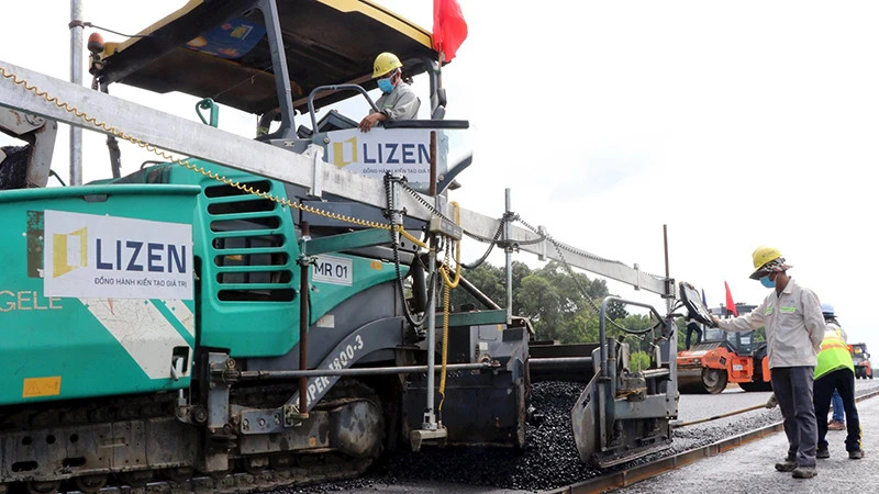 The contractor is laying the first asphalt layer for package No. 21, part of component project 1 of the Bien Hoa-Vung Tau expressway, in the section passing through Dong Nai Province. (Photo: Cong Phong)