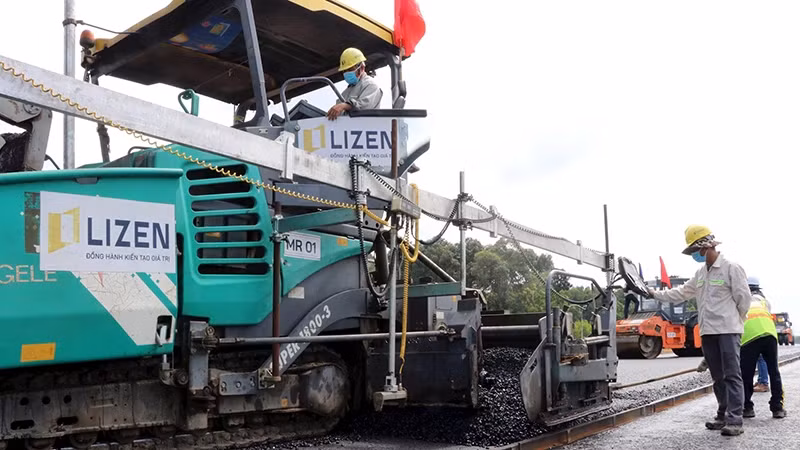 The contractor is laying the first asphalt layer for package No. 21, part of component project 1 of the Bien Hoa-Vung Tau expressway, in the section passing through Dong Nai Province. (Photo: Cong Phong)