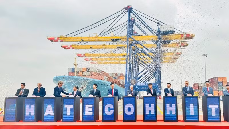 Delegates press the button to inaugurate Hateco Hai Phong International Container Terminal.