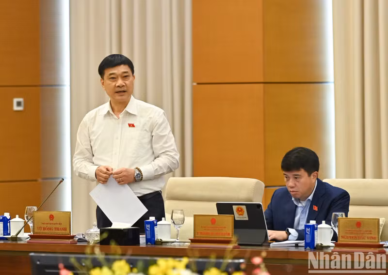 NA Vice Chairman Vu Hong Thanh shares his views during the session. NA Vice Chairman Vu Hong Thanh shares his views during the session.