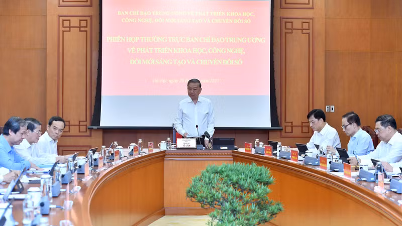 General Secretary To Lam presides over the session. 