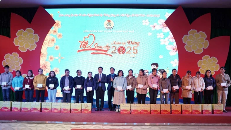 Tet gifts presented to workers