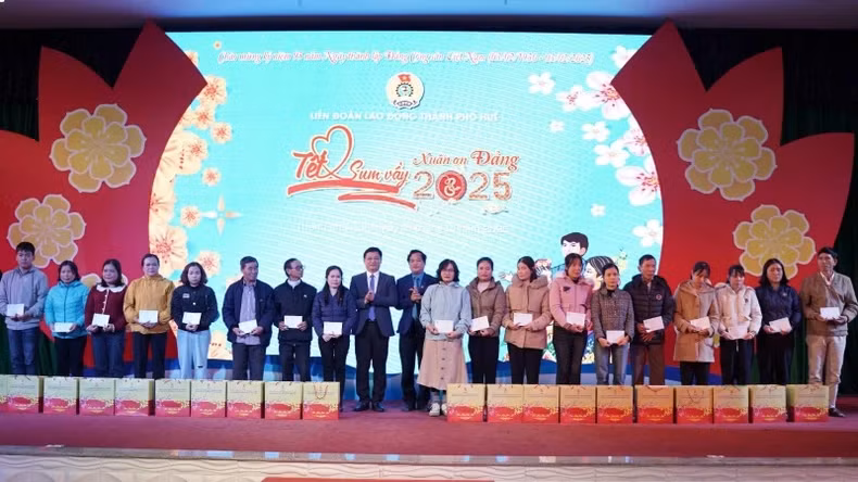 Tet gifts presented to workers