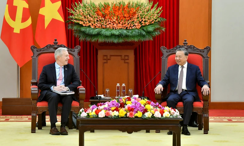 Party General Secretary To Lam (R) and President and CEO of USABC Ted Osius (Photo: NDO)