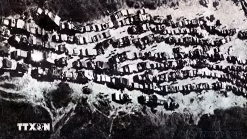 Puppet military vehicles pile up on Route 7 as they flee the Central Highlands. (Photo: VNA)