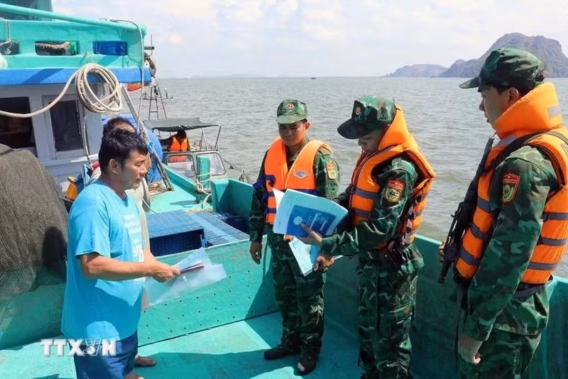 Kien Giang border guards inspect a fishing vessel. (Photo: VNA).