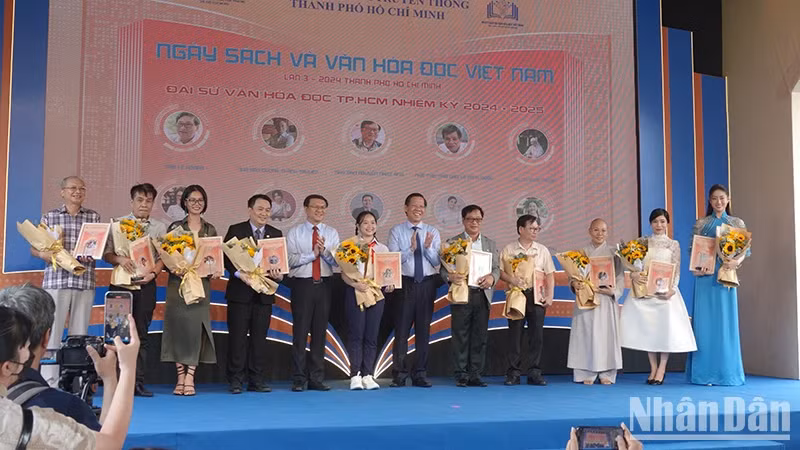 Introducing Ho Chi Minh City’s Reading Culture Ambassador for the 2024–2025 term at the third Vietnam Book and Reading Culture Day opening ceremony in Ho Chi Minh City. (Photo: Manh Hao)