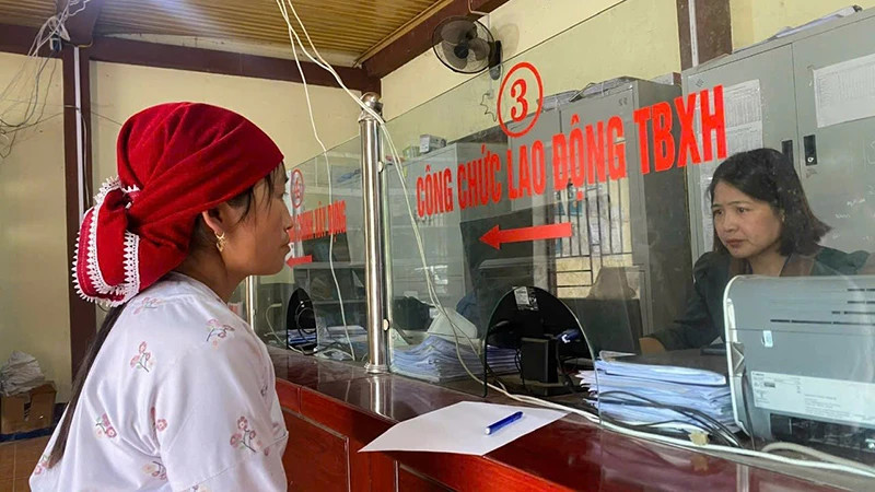 A person receives results at the one-stop shop of Pho Cao Commune (Dong Van District, Ha Giang Province).