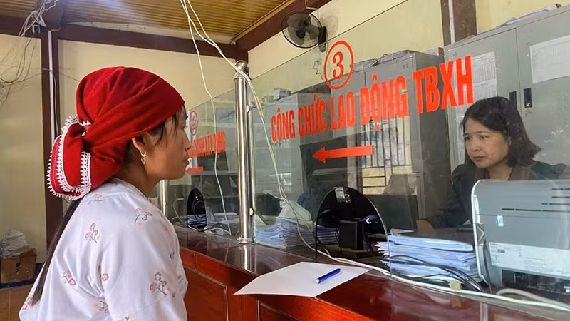 A person receives results at the one-stop shop of Pho Cao Commune (Dong Van District, Ha Giang Province).