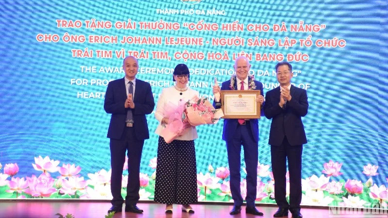Professor Erich Johann Lejeune is awarded the “Dedication to Da Nang” accolade