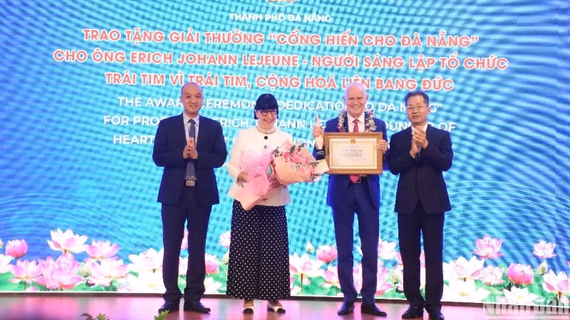 Professor Erich Johann Lejeune is awarded the “Dedication to Da Nang” accolade