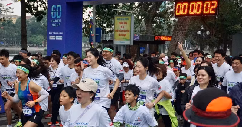 Crowds join a running event to support the Earth Hour (Photo: VNA)