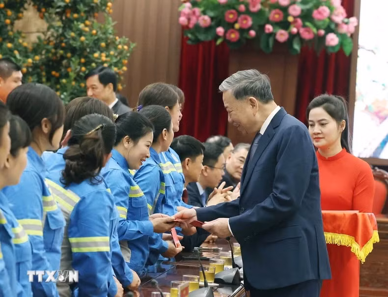 Party General Secretary To Lam gives li xi (lucky money) to workers. (Photo: Thong Nhat/VNA) Party General Secretary To Lam gives li xi (lucky money) to workers. (Photo: Thong Nhat/VNA)