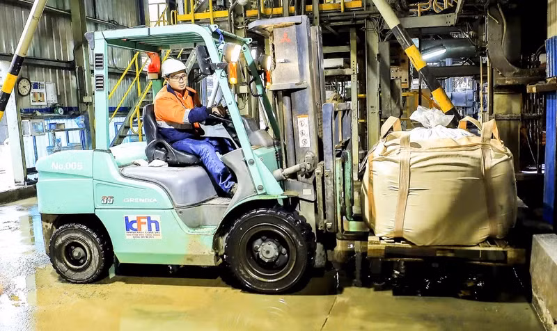 The global market is experiencing shortages and soaring prices, prompting Nui Phao Mining Company to boost exports.