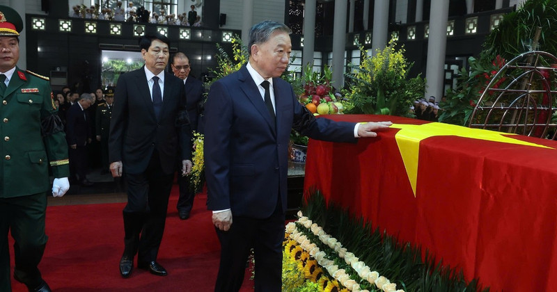 The delegation of the Party Central Committee led by Party General Secretary To Lam offers respects to former President Tran Duc Luong. (Photo: VNA)