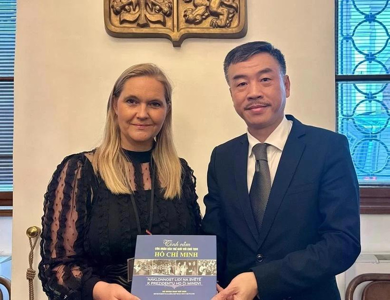 Chairwoman of the Czech Republic - Vietnam Parliamentary Friendship Group Petra Quittova (L) at a meeting with Vietnamese Ambassador to the Czech Republic Duong Hoai Nam. (Photo: VNA)