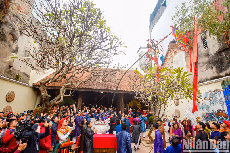 A traditional “cay neu” (New Year’s bamboo pole) is erected at Kim Ngan Temple.