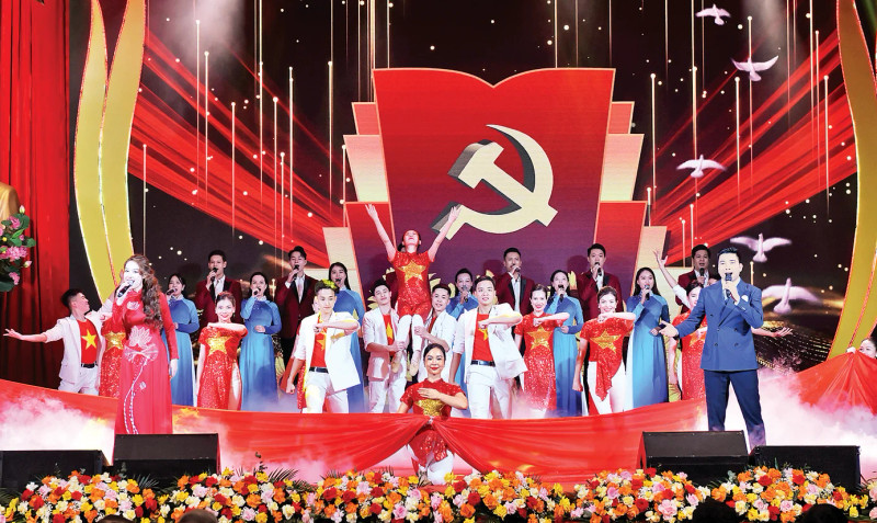 An artistic programme celebrating the Party, spring, and the nation on its path of renewal. (Photo: Anh Son)