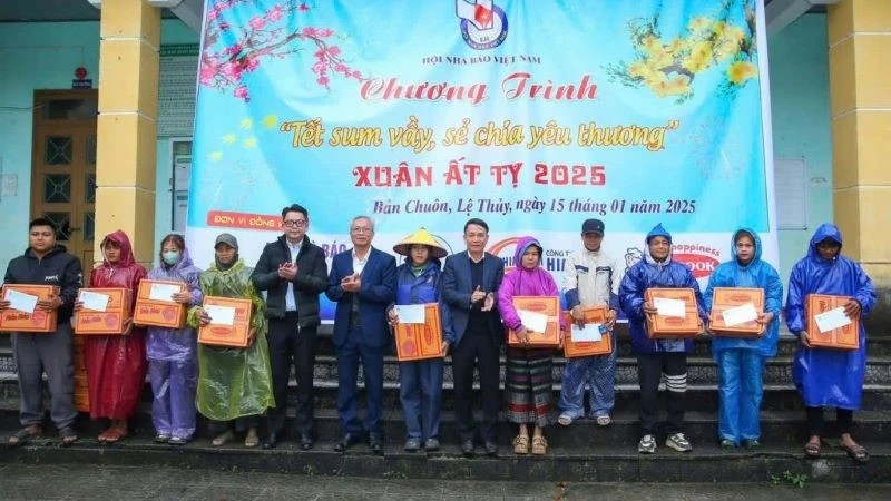 Representatives of the Vietnam Journalists' Association and VRG leaders present gifts to people of Kim Thuy Commune, Le Thuy District, Quang Binh Province.