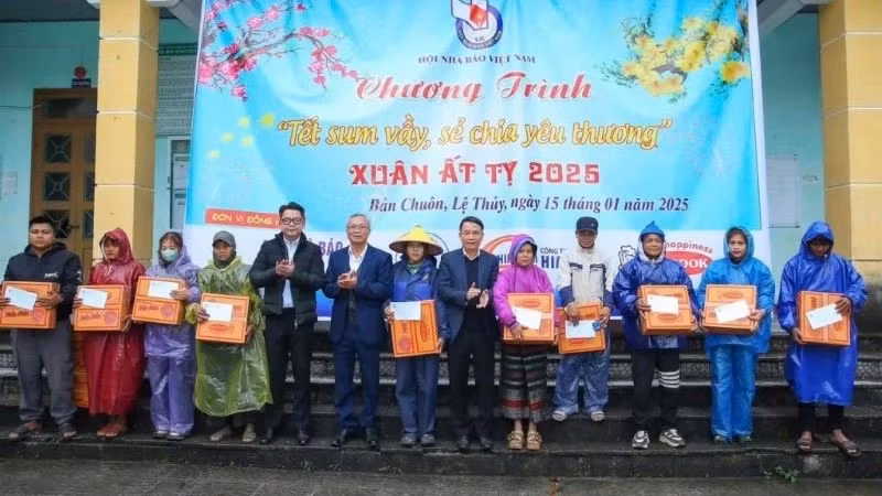 Representatives of the Vietnam Journalists' Association and VRG leaders present gifts to people of Kim Thuy Commune, Le Thuy District, Quang Binh Province.