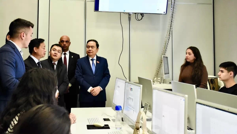 National Assembly Chairman Tran Thanh Man and the Vietnamese NA delegation visit TUMO Centre for Creative Technologies (Photo: VOV)