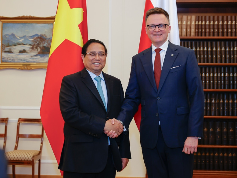 Prime Minister Pham Minh Chinh (L) and Marshal of the Polish Sejm (lower house) Szymon Holownia in Warsaw on January 17. (Photo: VGP)