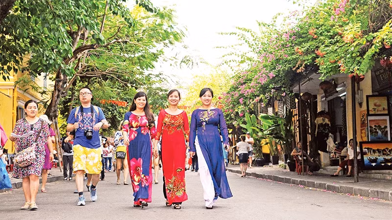 Tourists visit Hoi An Ancient Town, Quang Nam Province. (Photo: DUC ANH)