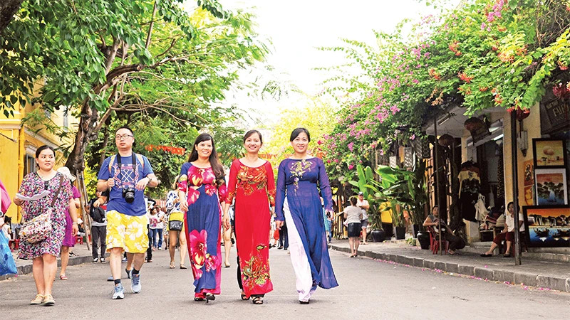 Tourists visit Hoi An Ancient Town, Quang Nam Province. (Photo: DUC ANH)