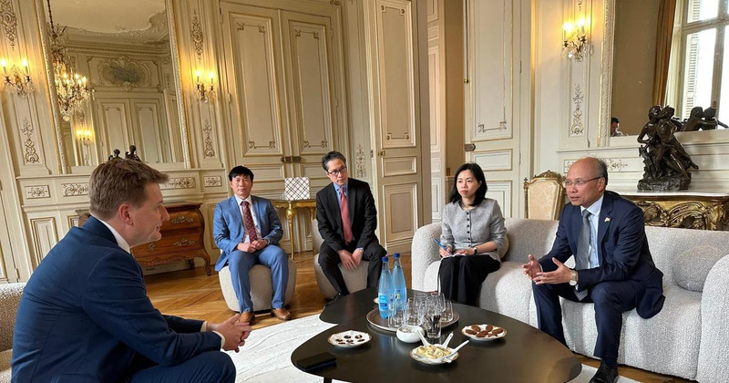 Hérault Governor François Xavier Lauch (left) receives Vietnamese Ambassador to France Dinh Toan Thang in his office. (Photo: VNA)