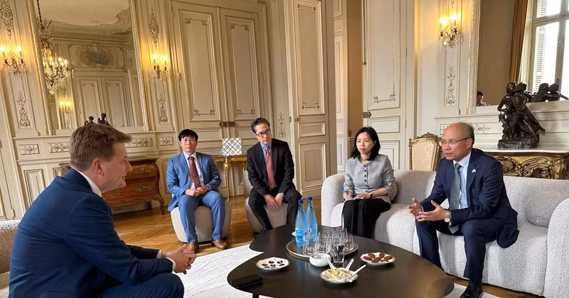 Hérault Governor François Xavier Lauch (left) receives Vietnamese Ambassador to France Dinh Toan Thang in his office. (Photo: VNA)