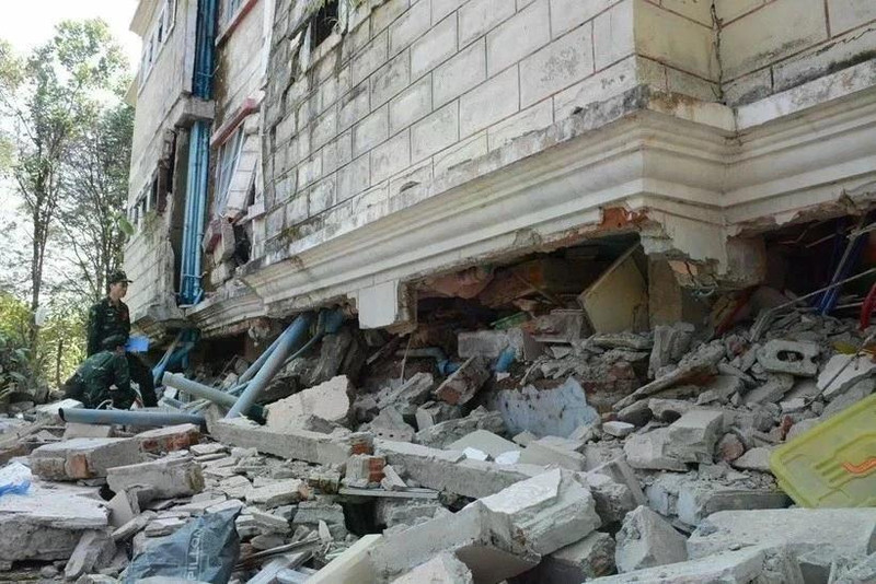 Rescuers approach a residential area affected by the earthquake in Nay Pyi Taw. (Photo: VNA)